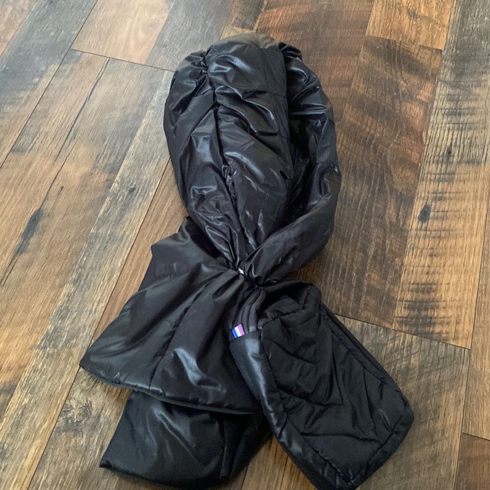 NWT UR powered puffy scarf with travel bag